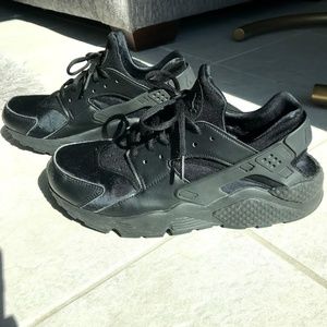 nike hurache sneakers